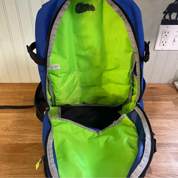 SOLD Under Armour Backpack - Picture 8 of 9